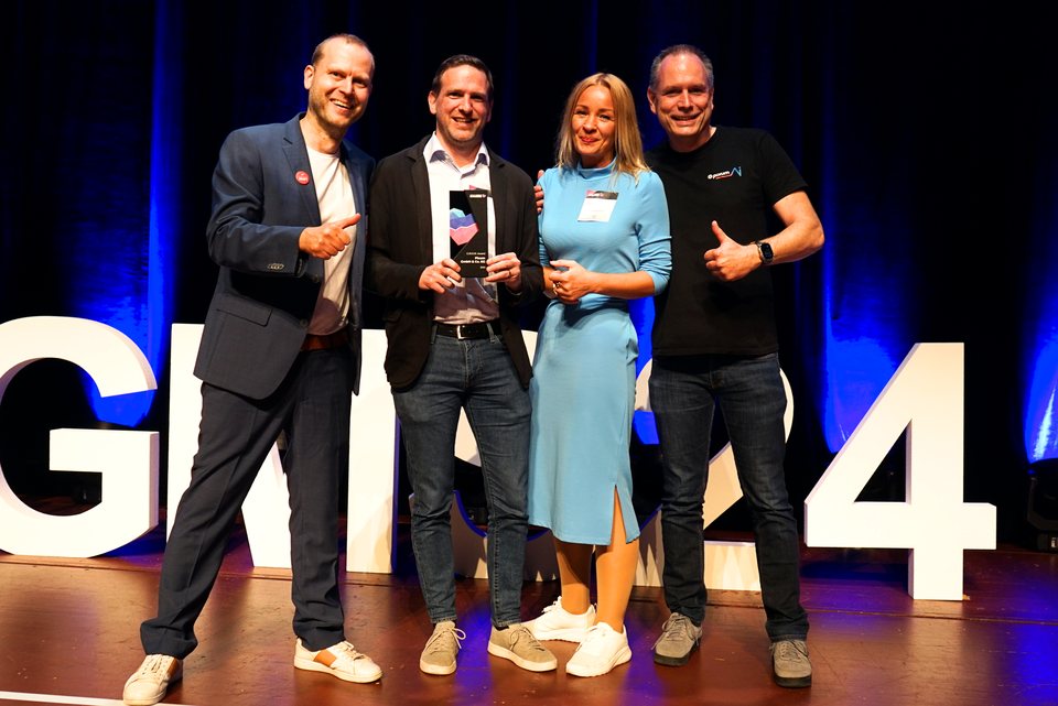 Preisverleihung des G.R.O.W. Awards 2024 an Pixum auf der Bühne des Growth Marketing Summit in der Alten Oper Frankfurt